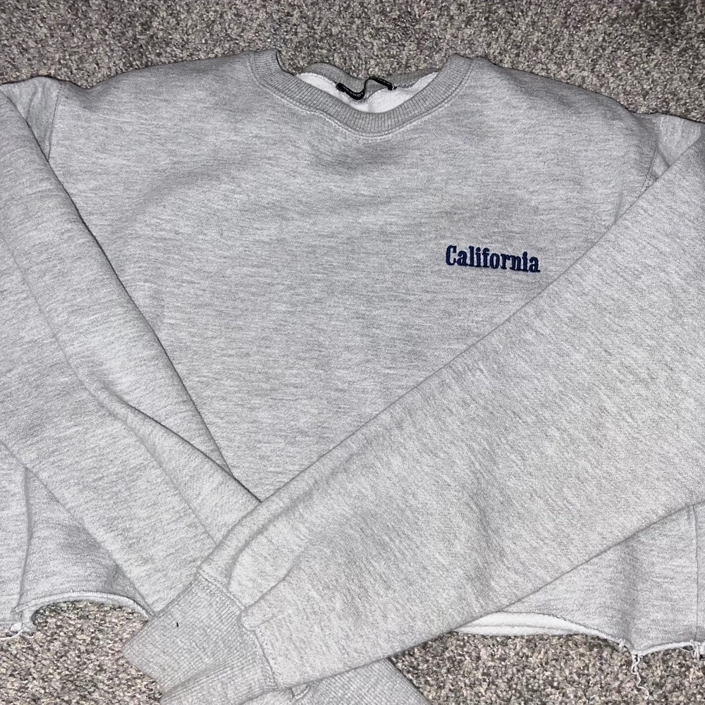 Brandy Melville Grey 'California 'Embroidered Cropped Sweatshirt One Size